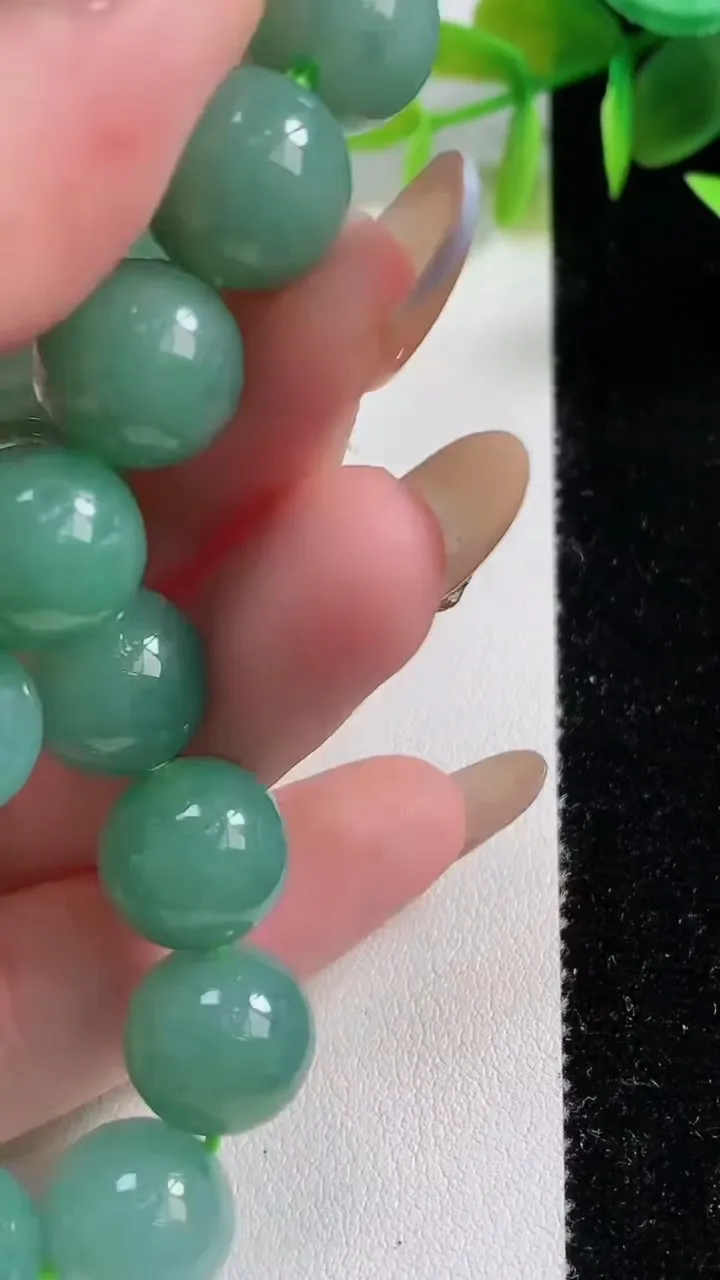 天然A货翡翠圆珠手串17颗，尺寸12，重量:47.59g11月10日
工厂直销收藏佳品,种好水足，色泽均匀，有种有色，上手高大气！