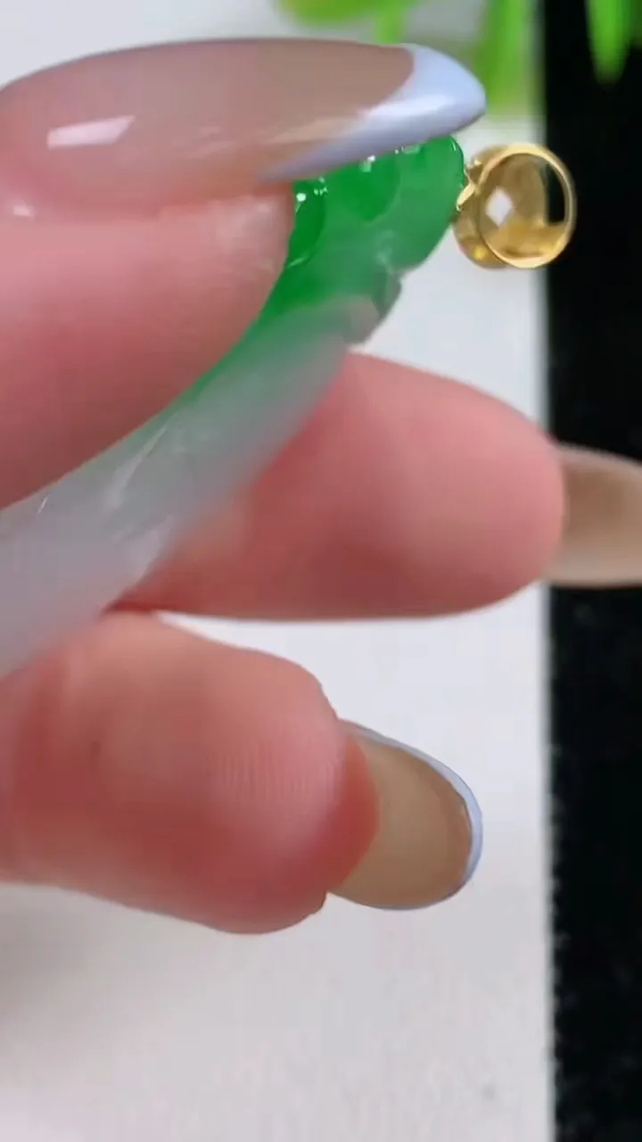 天然A货翡翠如意吊坠，尺寸41.3-24-4.7，重量:10.06g
11月10日