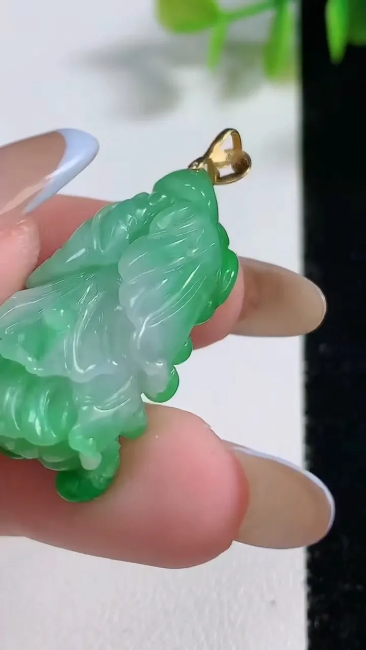 天然A货翡翠白菜吊坠，尺寸33.6-16.4-9.1，重量:8.85g
11月10日