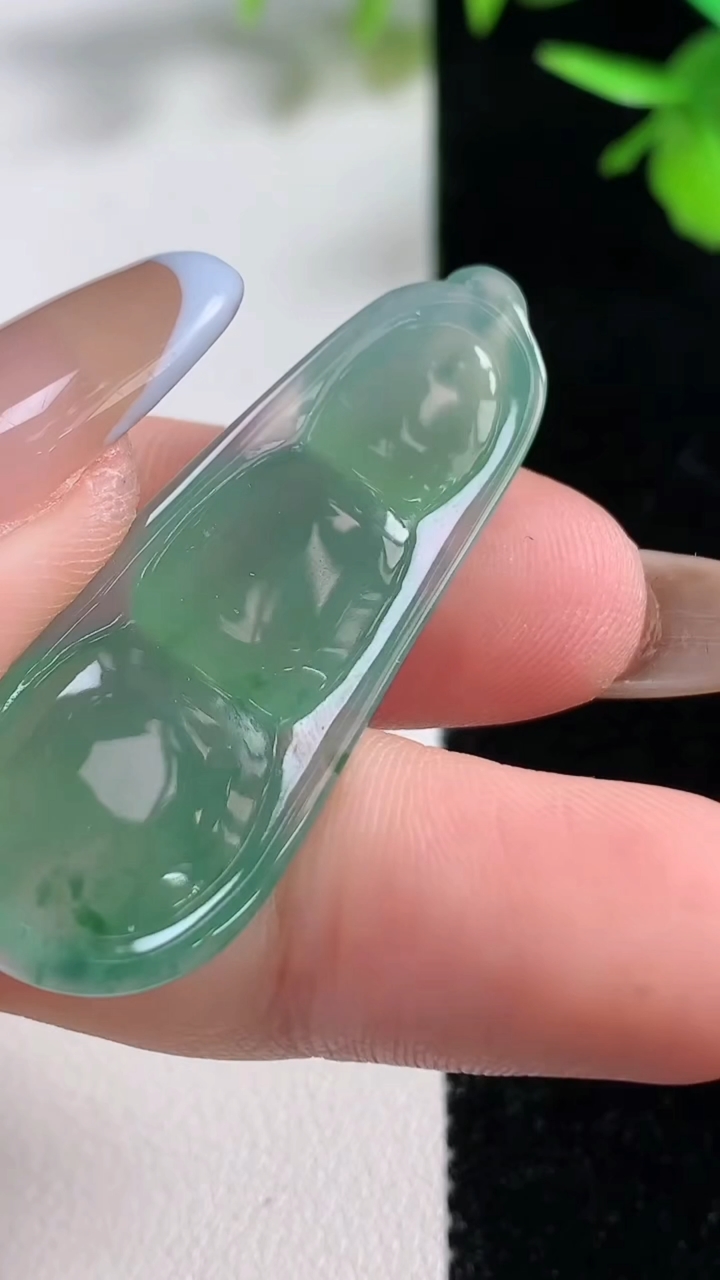 天然A货翡翠福豆吊坠，尺寸43-16-5.6，重量:6.48g
11月10日