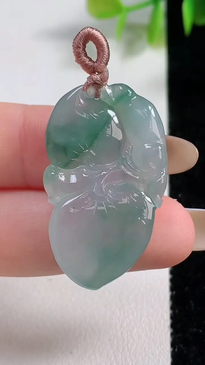 天然A货翡翠冰种飘花福瓜吊坠，尺寸33-20.3-5.7，重量:7.24g
11月10日