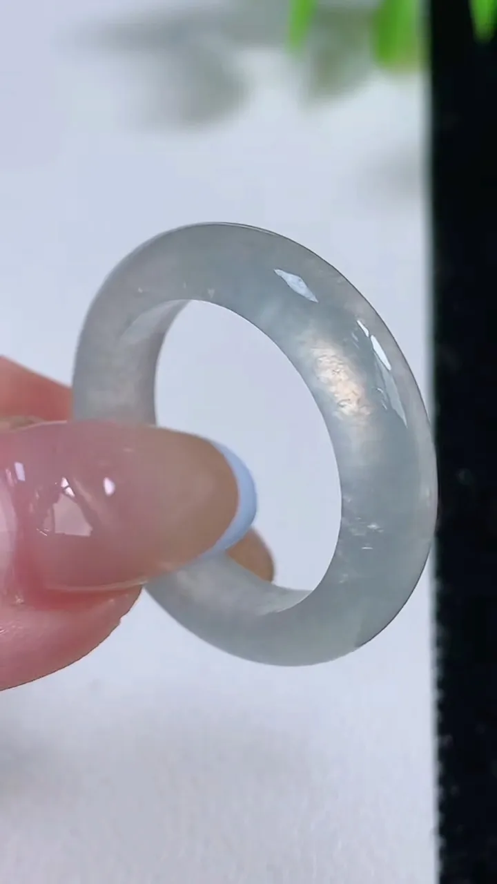 天然A货翡翠指环 戒指，尺寸20-5.4-3.8，重量:4.88g2025年11月10日
工厂直销收藏佳品,种好水足，色泽均匀，有种有色，上手高大气！