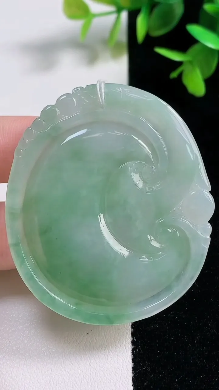 天然A货翡翠如意吊坠，尺寸54.2-47.3-6.7，重量:31.00g
11月10日