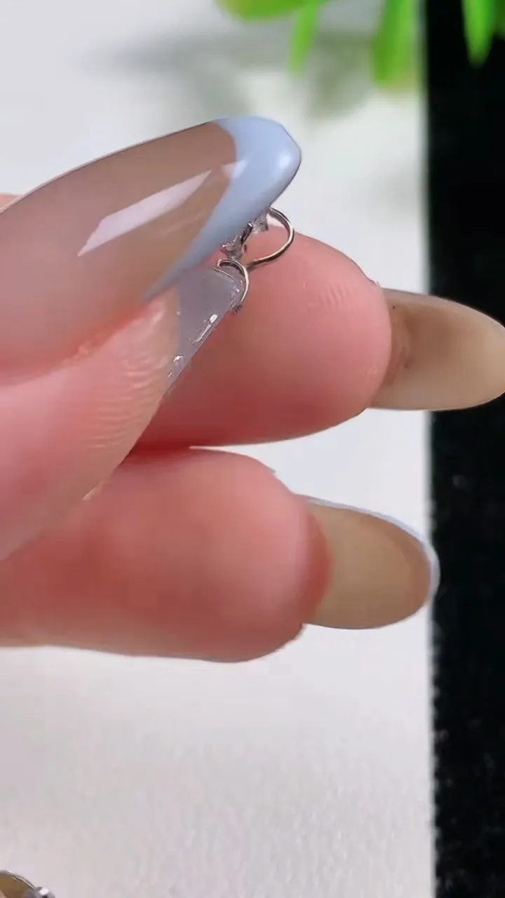 天然A货翡翠种飘花葫芦吊坠，尺寸15.7-11-5.8，重量:1.94g
11月10日