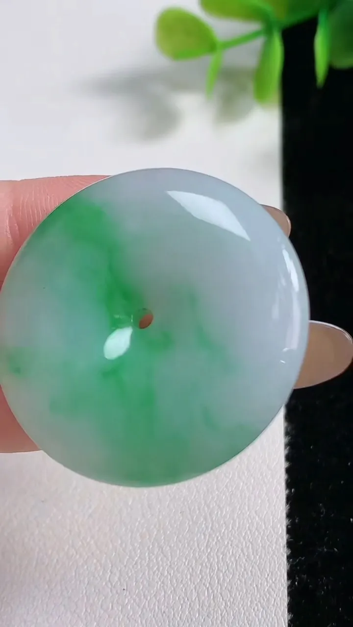 天然A货翡翠平安扣吊坠，尺寸33.5-6，重量:15.49g
11月10日