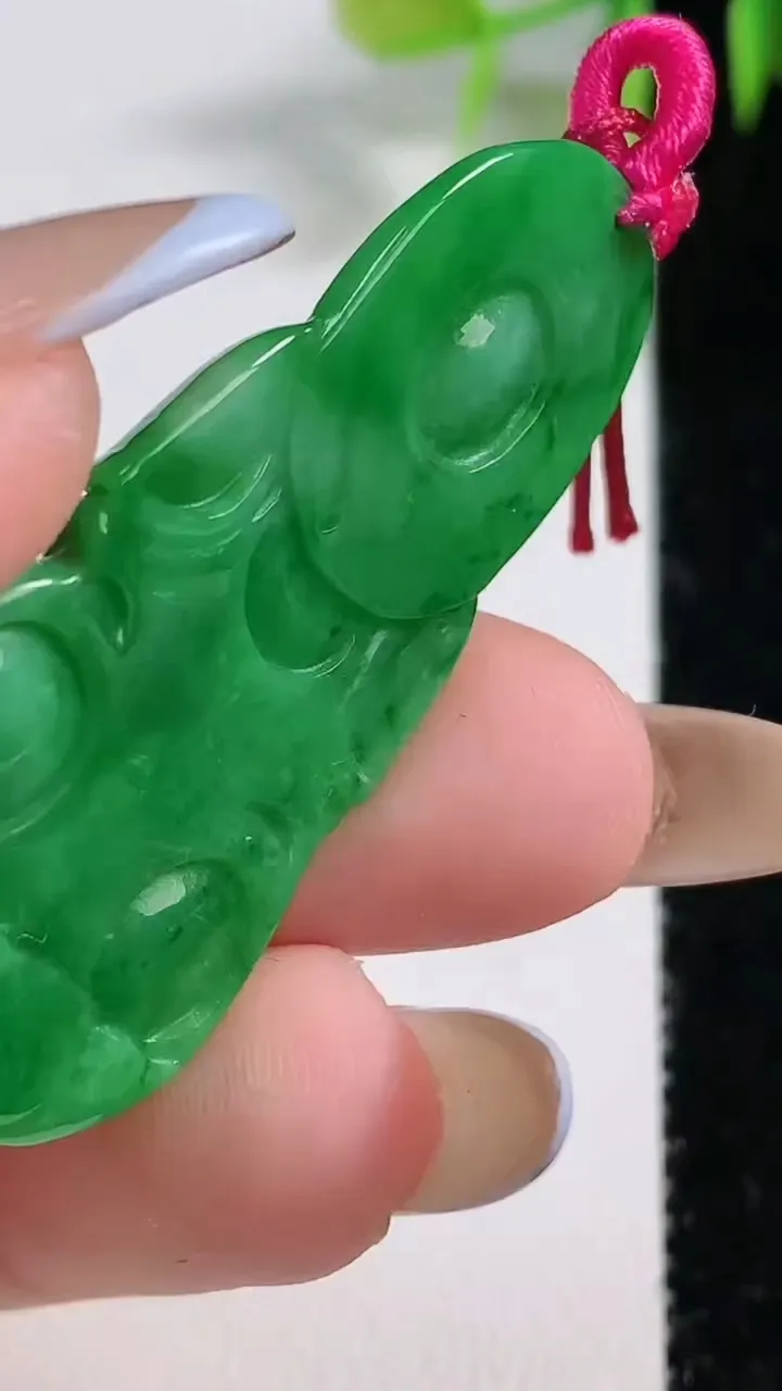 天然A货翡翠正装观音菩萨吊坠，尺寸44.6-21.5-5.1，重量:9.13g
11月10日