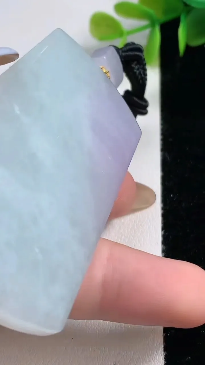 天然A货翡翠无事牌吊坠，尺寸64.4-38.8-7.5，重量:57.60g
11月10日