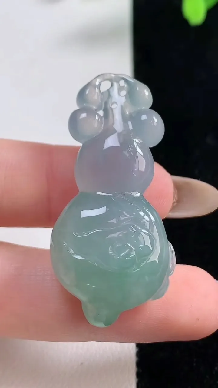 天然A货翡翠葫芦吊坠，尺寸42.4-20.7-10.6，重量:11.84g
11月10日