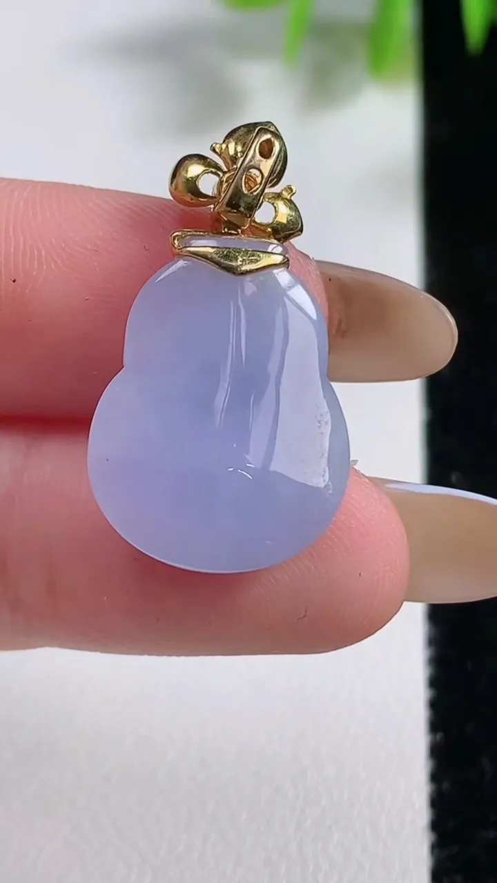 天然A货翡翠种紫罗兰葫芦吊坠，尺寸19-15.3-7.2，重量:4.29g
11月10日