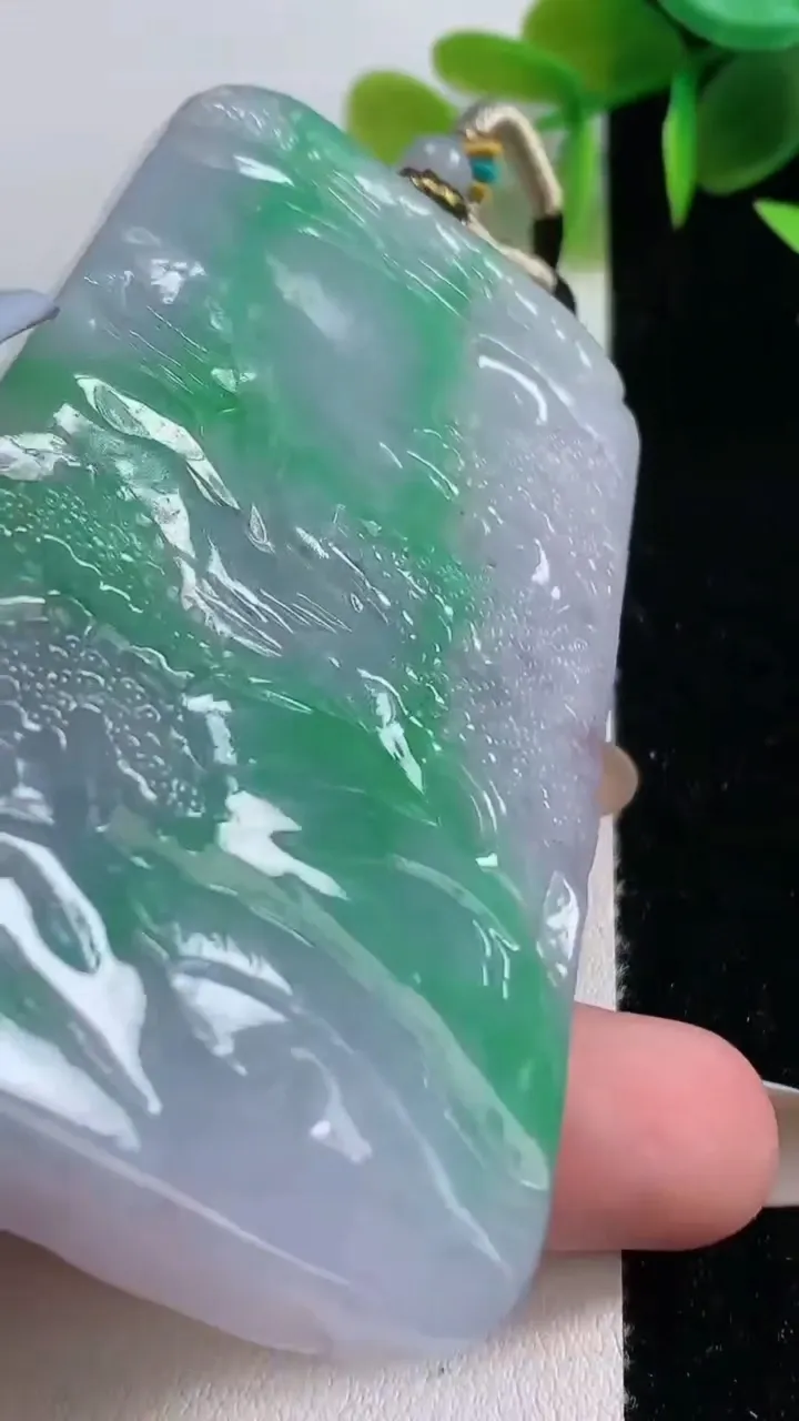 天然A货翡翠山水牌吊坠，尺寸74.6-44.8-12.2，重量:95.50g
11月10日