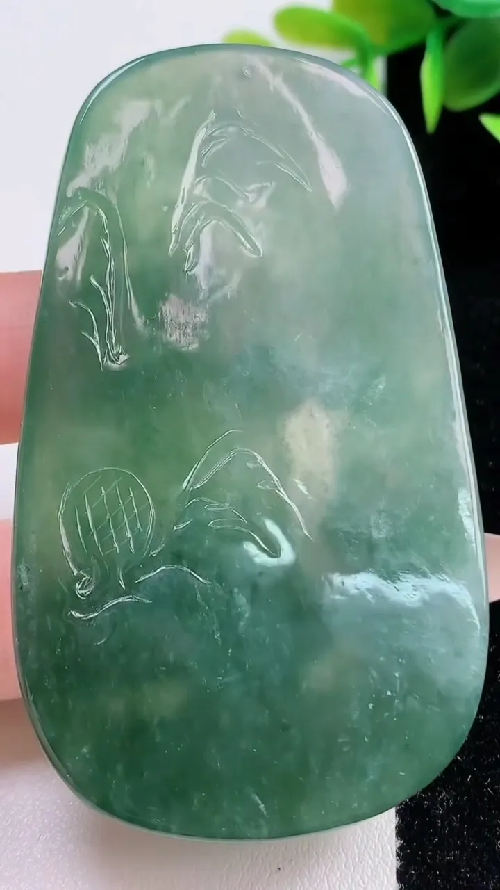 天然A货翡翠普贤菩萨吊坠，尺寸72-42.6-6.7，重量:40.20g
11月10日