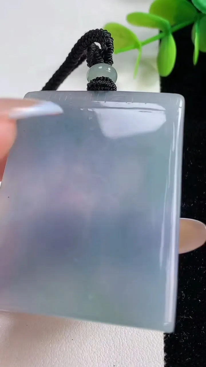 天然A货翡翠冰种春带彩 紫罗兰无事牌吊坠，尺寸48.6-40.4-5.4，重量:32.86g
11月