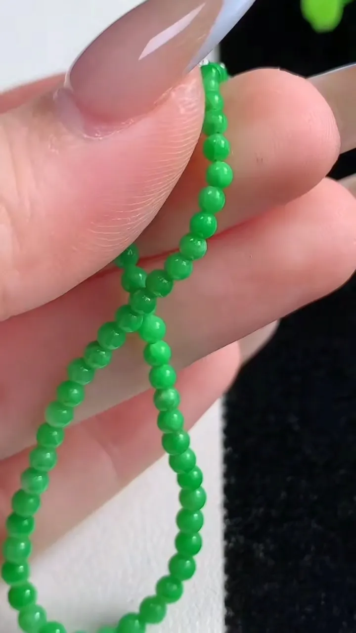 天然A货翡翠小米圆珠手串61颗，尺寸2.4，重量:2.99g11月10日
工厂直销收藏佳品,种好水足，色泽均匀，有种有色，上手高大气！