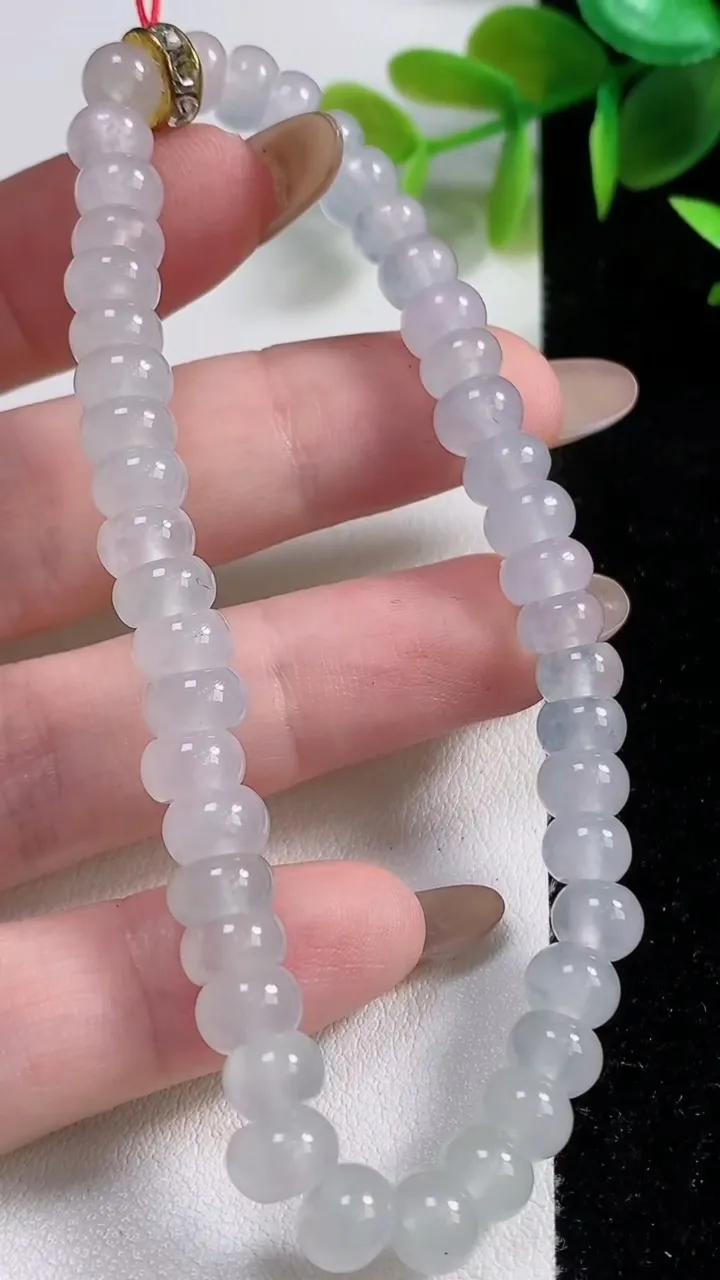 天然A货翡翠种白冰算盘珠手串45颗，尺寸6.8-3.7，重量:18.39g11月10日
工厂直销收藏佳品,种好水足，色泽均匀，有种有色，上手高大气！