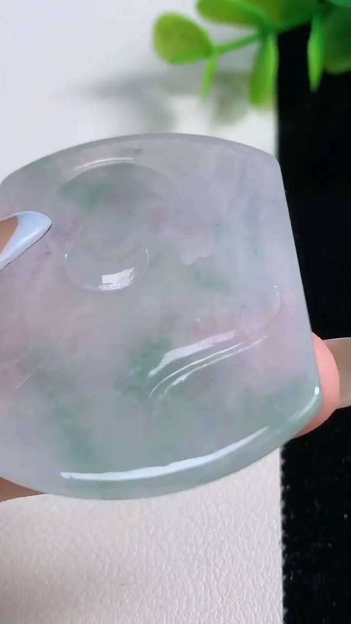 天然A货翡翠冰种飘花大势至观音菩萨吊坠，尺寸49.6-38-6，重量:22.42g
11月10日