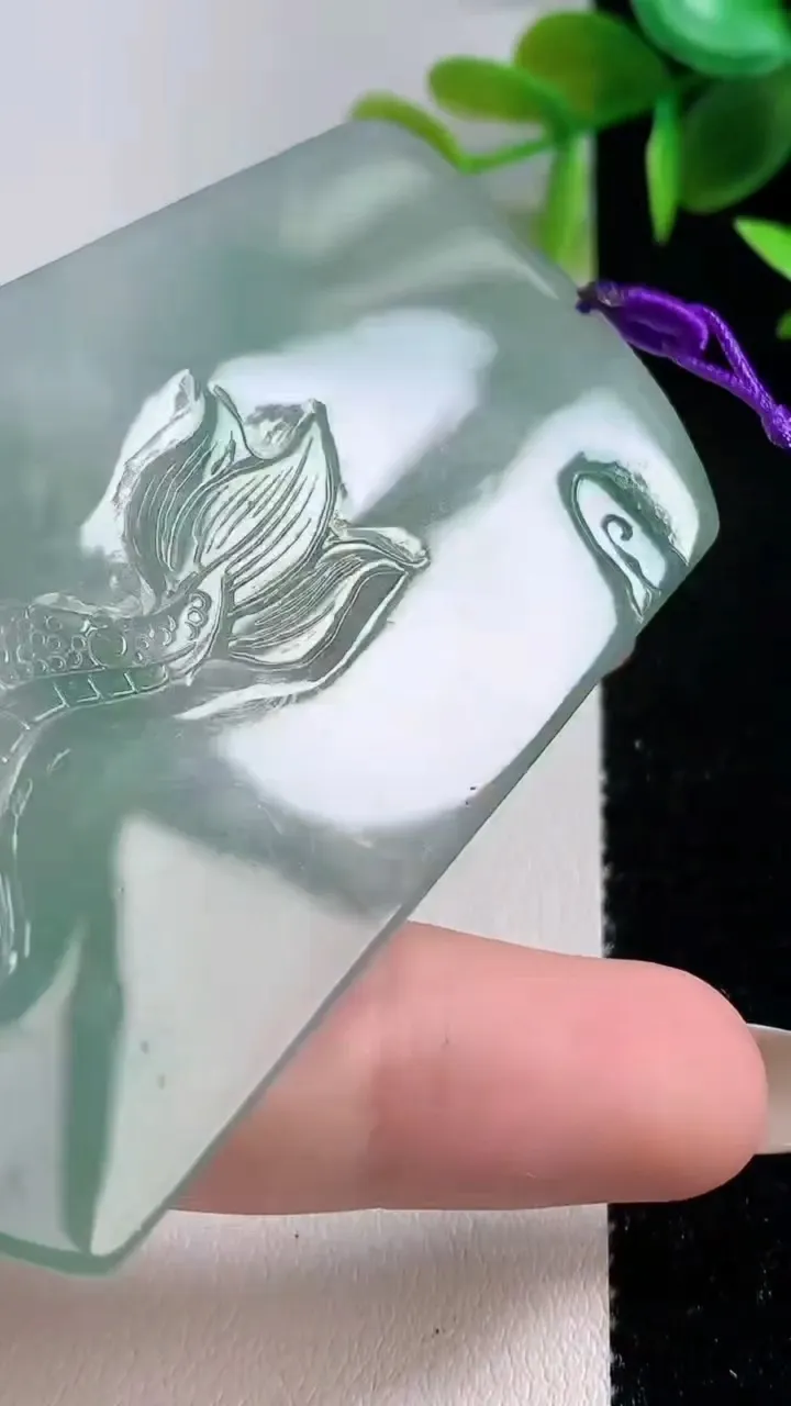 天然A货翡翠冰种飘花祥龙大势至观音菩萨吊坠，尺寸73.8-45.5-6.2，重量:37.83g
11月10日