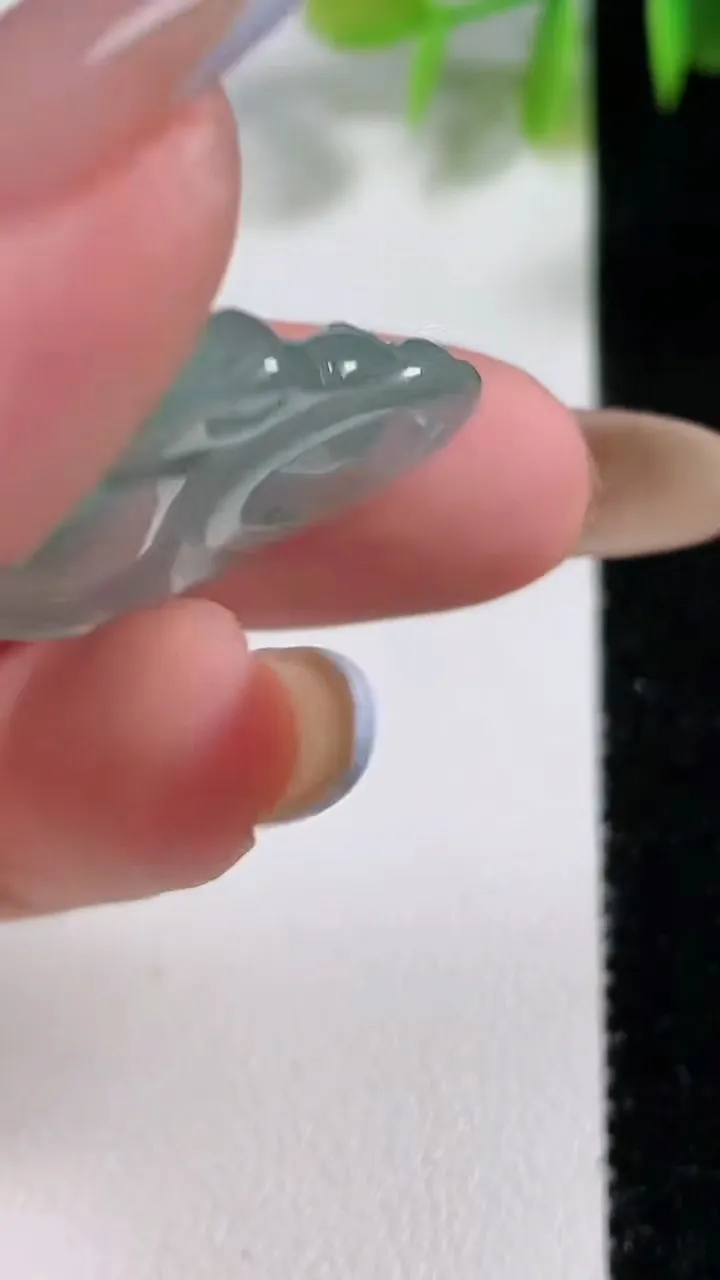 天然A货翡翠冰种飘花佛公吊坠，尺寸25.2-27.2-5.7，重量:5.31g
11月10日