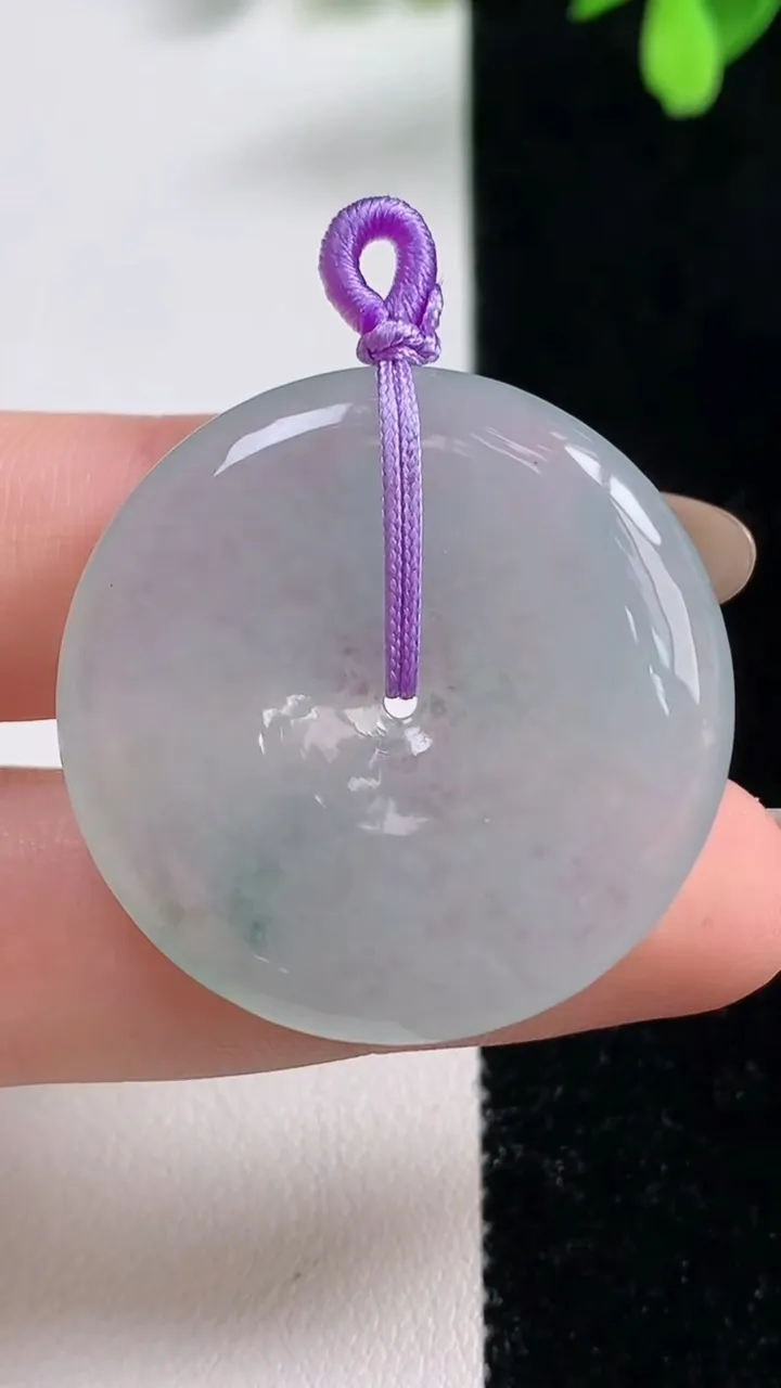 天然A货翡翠冰种飘花平安扣吊坠，尺寸32.6-5.3，重量:12.36g
11月10日