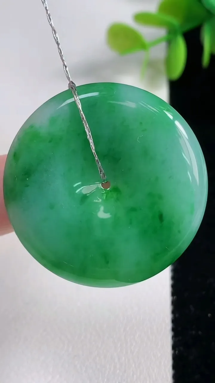 天然A货翡翠平安扣吊坠，尺寸34.4-6，重量:14.44g
11月10日