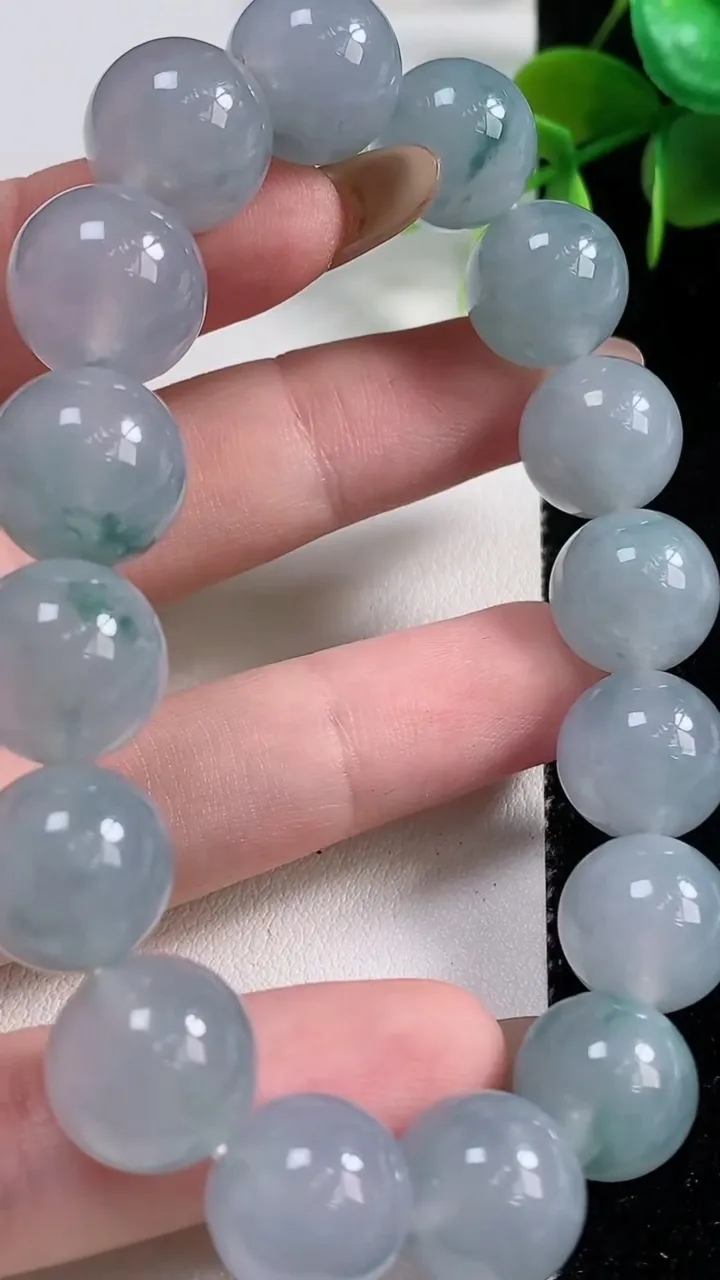 天然A货翡翠种飘花圆珠手串16颗，尺寸12.8，重量:57.18g11月10日
工厂直销收藏佳品,种好水足，色泽均匀，有种有色，上手高大气！