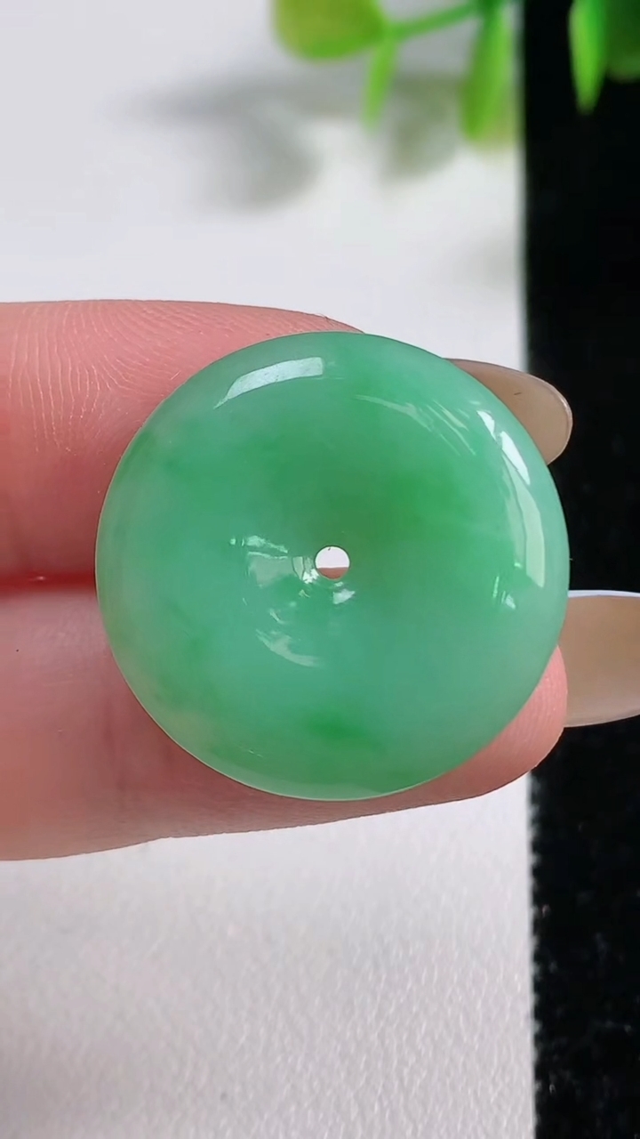 天然A货翡翠平安扣吊坠，尺寸24.3-4.6，重量:5.80g
11月10日