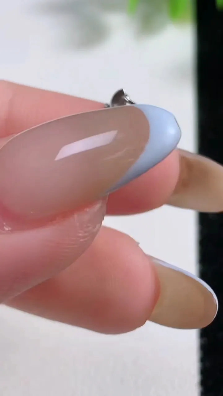 天然A货翡翠种飘花葫芦吊坠，尺寸16.8-13.6-5，重量:2.12g
11月10日