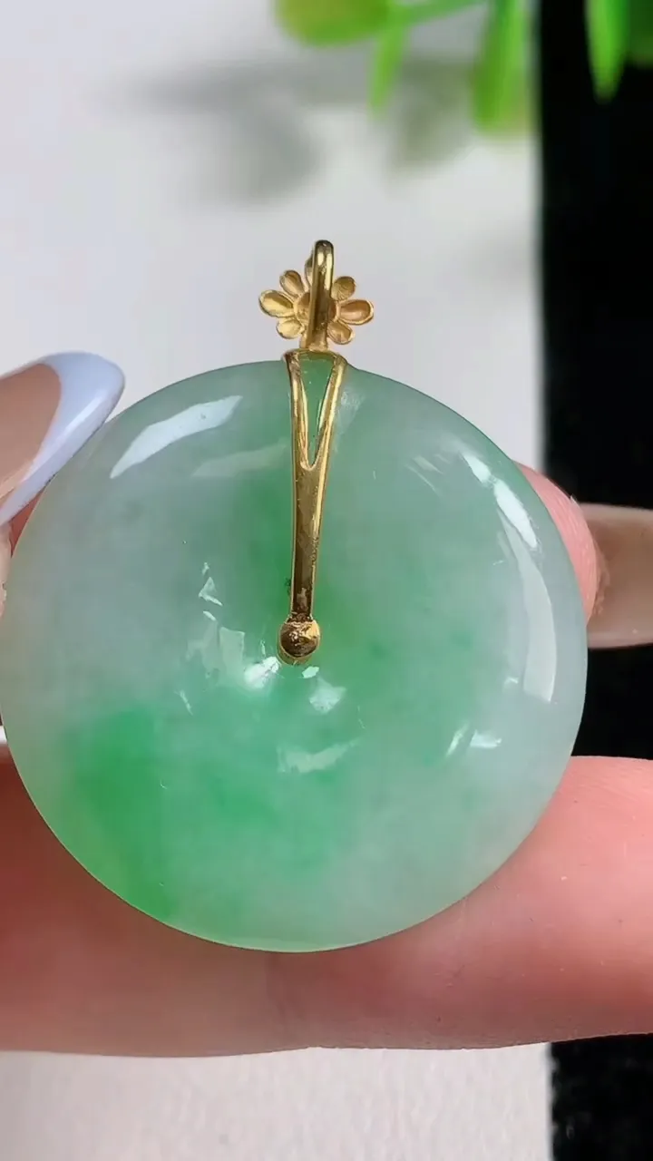 天然A货翡翠平安扣吊坠，尺寸28.8-5，重量:9.00g
11月10日