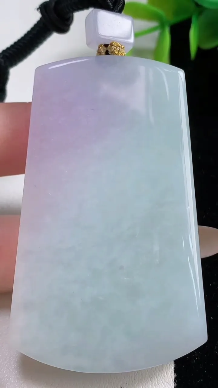 天然A货翡翠无事牌吊坠，尺寸64.4-38.8-7.5，重量:57.60g
11月10日