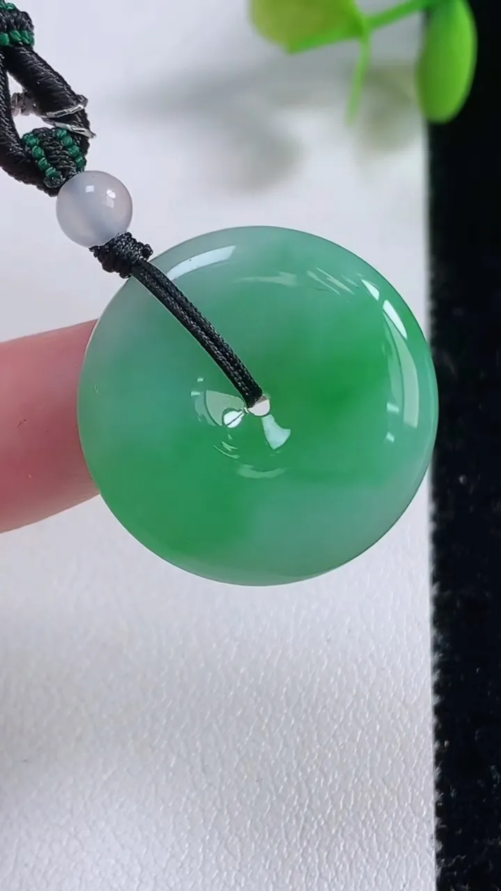 天然A货翡翠平安扣吊坠，尺寸24-5.7，重量:8.68g
11月10日