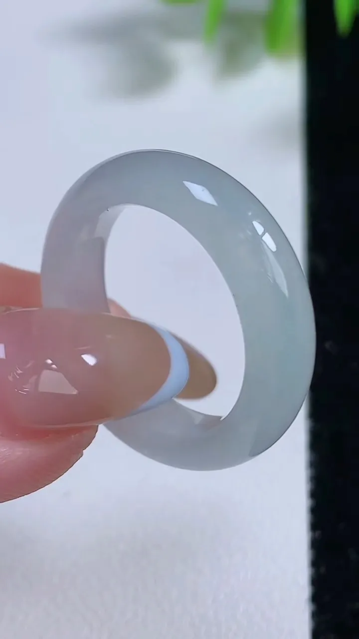 天然A货翡翠指环 戒指，尺寸19.5-6.4-3.7，重量:5.48g2025年11月10日
工厂直销收藏佳品,种好水足，色泽均匀，有种有色，上手高大气！