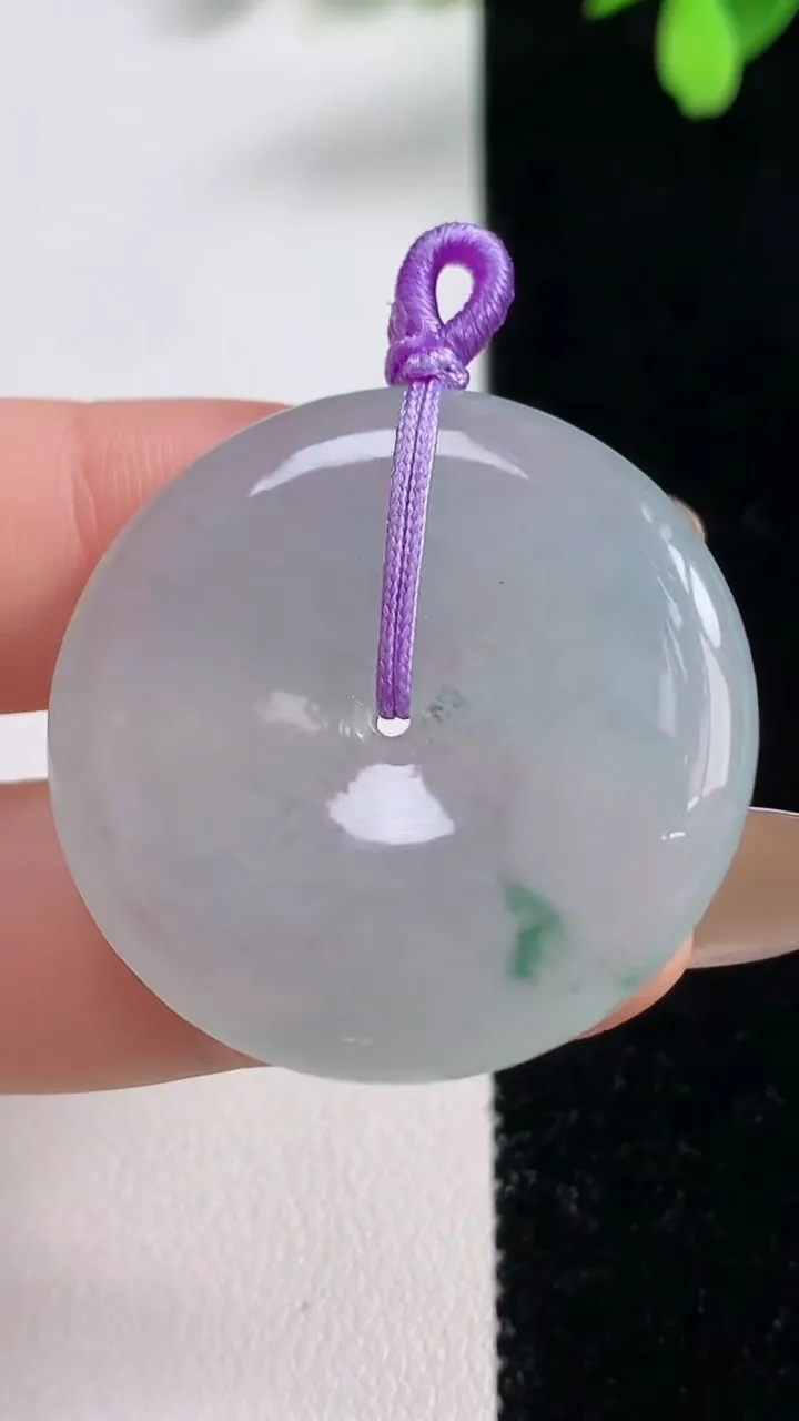 天然A货翡翠冰种飘花平安扣吊坠，尺寸32.6-5.3，重量:12.36g
11月10日