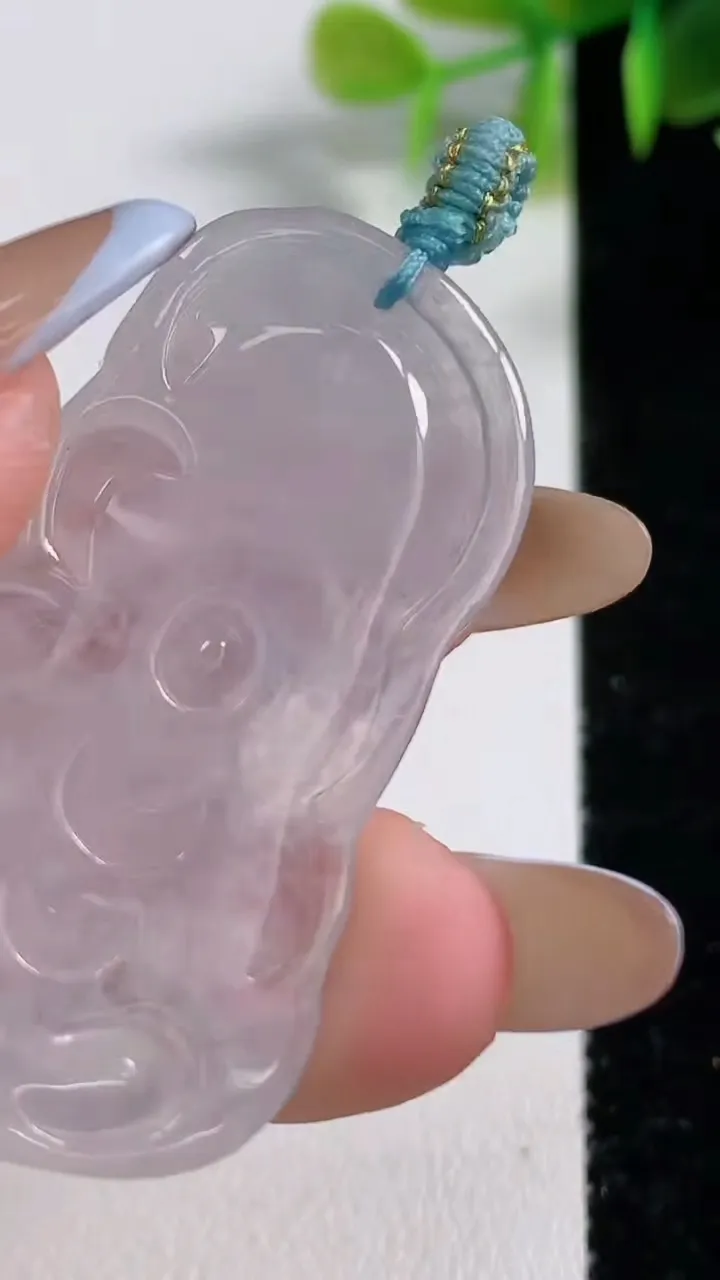 天然A货翡翠大势至观音菩萨吊坠，尺寸45.4-24.3-7.2，重量:13.28g
11月10日