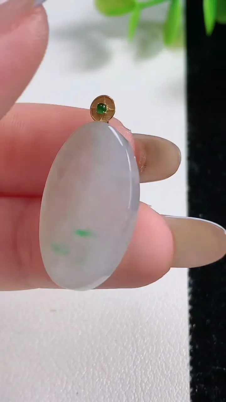 天然A货翡翠无事牌吊坠，尺寸24.3-13.7-3.8，重量:3.68g
11月10日