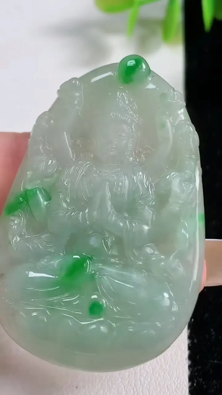 天然A货翡翠千手观音菩萨吊坠，尺寸50.8-33.3-5.9，重量:16.76g
11月10日