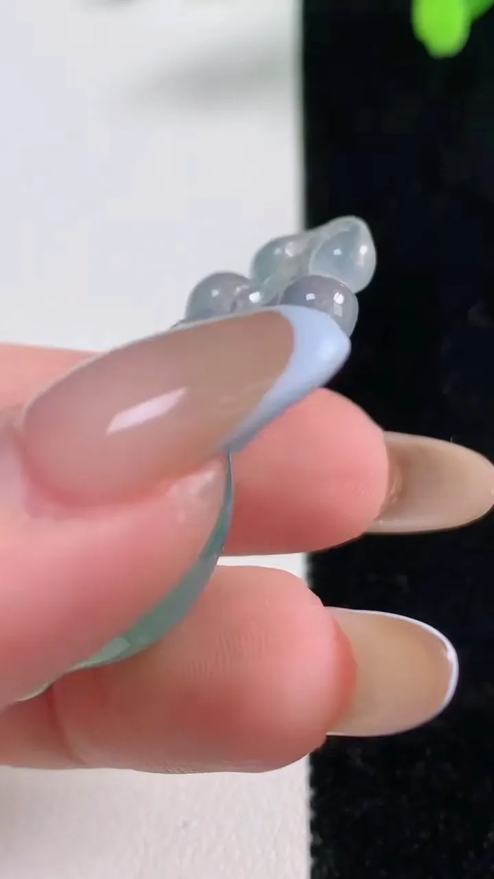 天然A货翡翠葫芦吊坠，尺寸42.4-20.7-10.6，重量:11.84g
11月10日