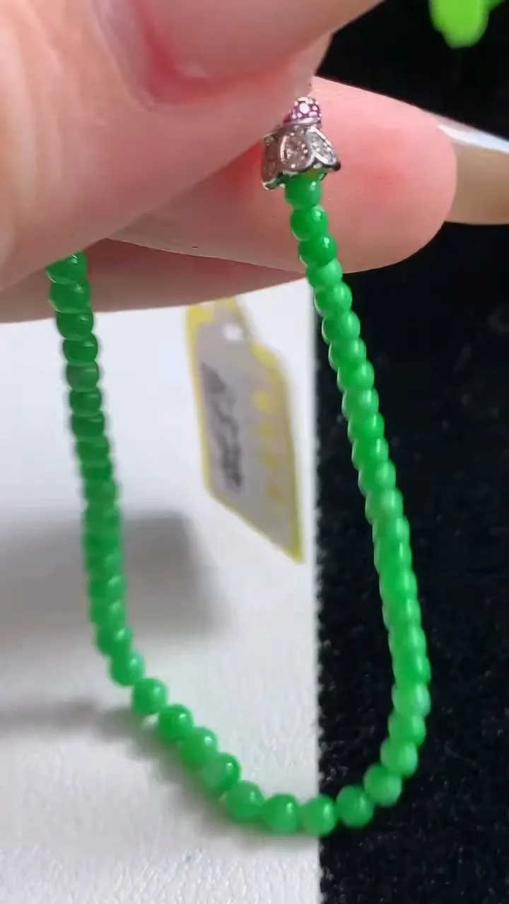 天然A货翡翠小米圆珠手串61颗，尺寸2.4，重量:2.99g11月10日
工厂直销收藏佳品,种好水足，色泽均匀，有种有色，上手高大气！
