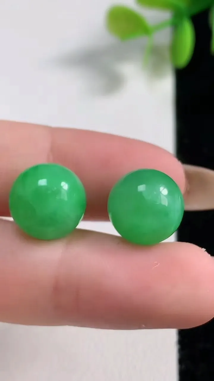天然A货翡翠圆珠吊坠镶嵌件一对，尺寸11.7，重量:5.69g
11月10日