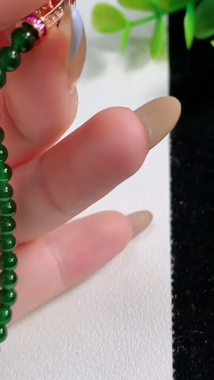 天然A货翡翠小米圆珠手串45颗，尺寸4，重量:6.57g11月10日
工厂直销收藏佳品,种好水足，色泽均匀，有种有色，上手高大气！