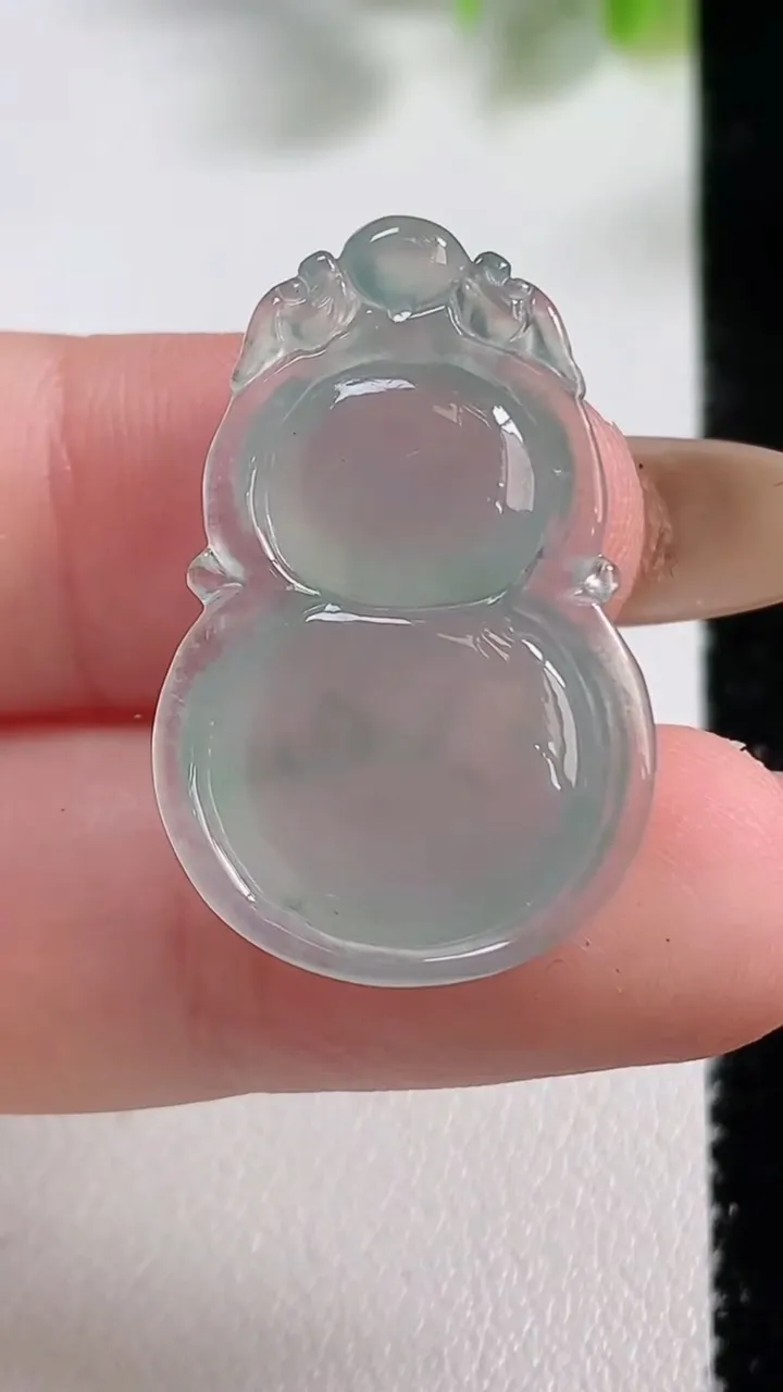 天然A货翡翠葫芦吊坠，尺寸28.3-18.2-5.7，重量:4.56g
11月10日