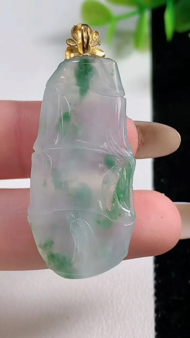 天然A货翡翠种飘花节节高升 竹节吊坠，尺寸40.8-18.7-3.8，重量:7.57g
11月10日