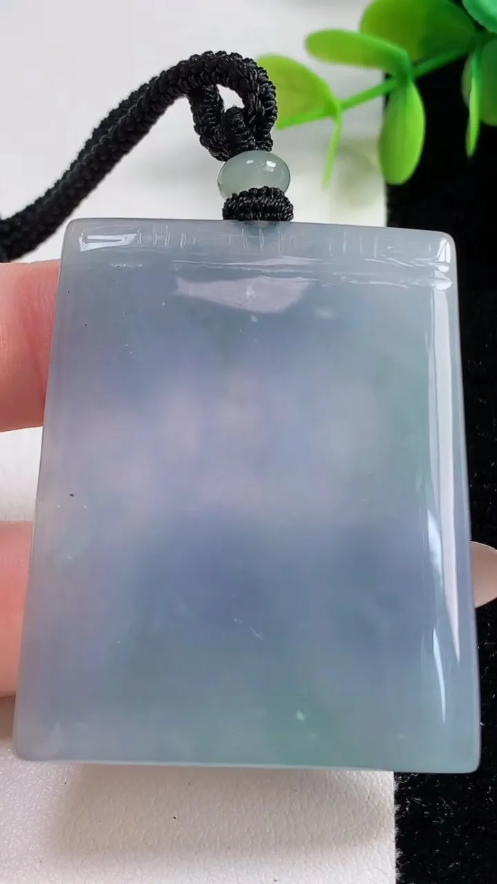 天然A货翡翠冰种春带彩 紫罗兰无事牌吊坠，尺寸48.6-40.4-5.4，重量:32.86g
11月10日