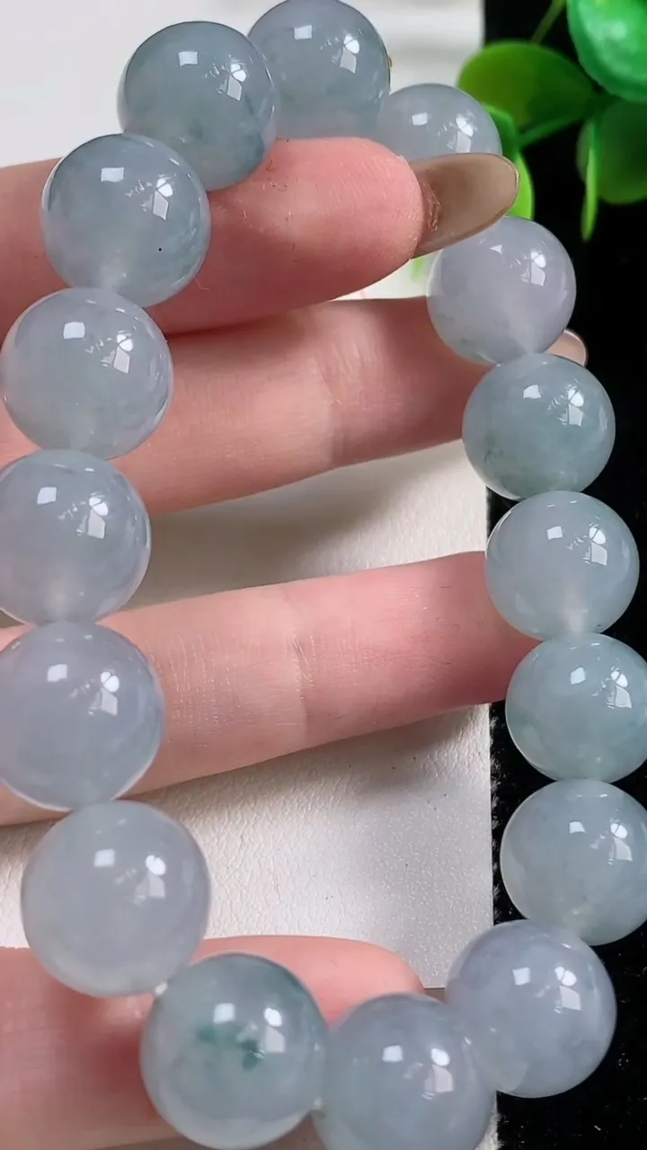 天然A货翡翠种飘花圆珠手串16颗，尺寸12.8，重量:57.18g11月10日
工厂直销收藏佳品,种好水足，色泽均匀，有种有色，上手高大气！