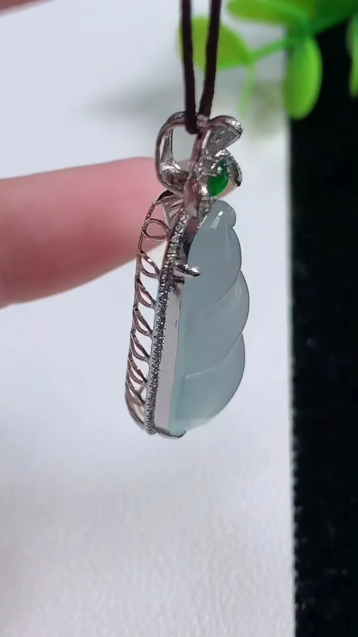 天然A货翡翠福豆吊坠，尺寸40-16.3-10裸石30.3-14.3，重量:7.06g
11月10日