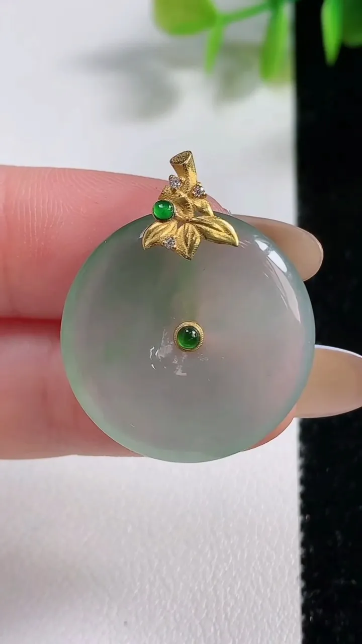 天然A货翡翠平安扣吊坠，尺寸24-3.8，重量:5.11g
11月10日