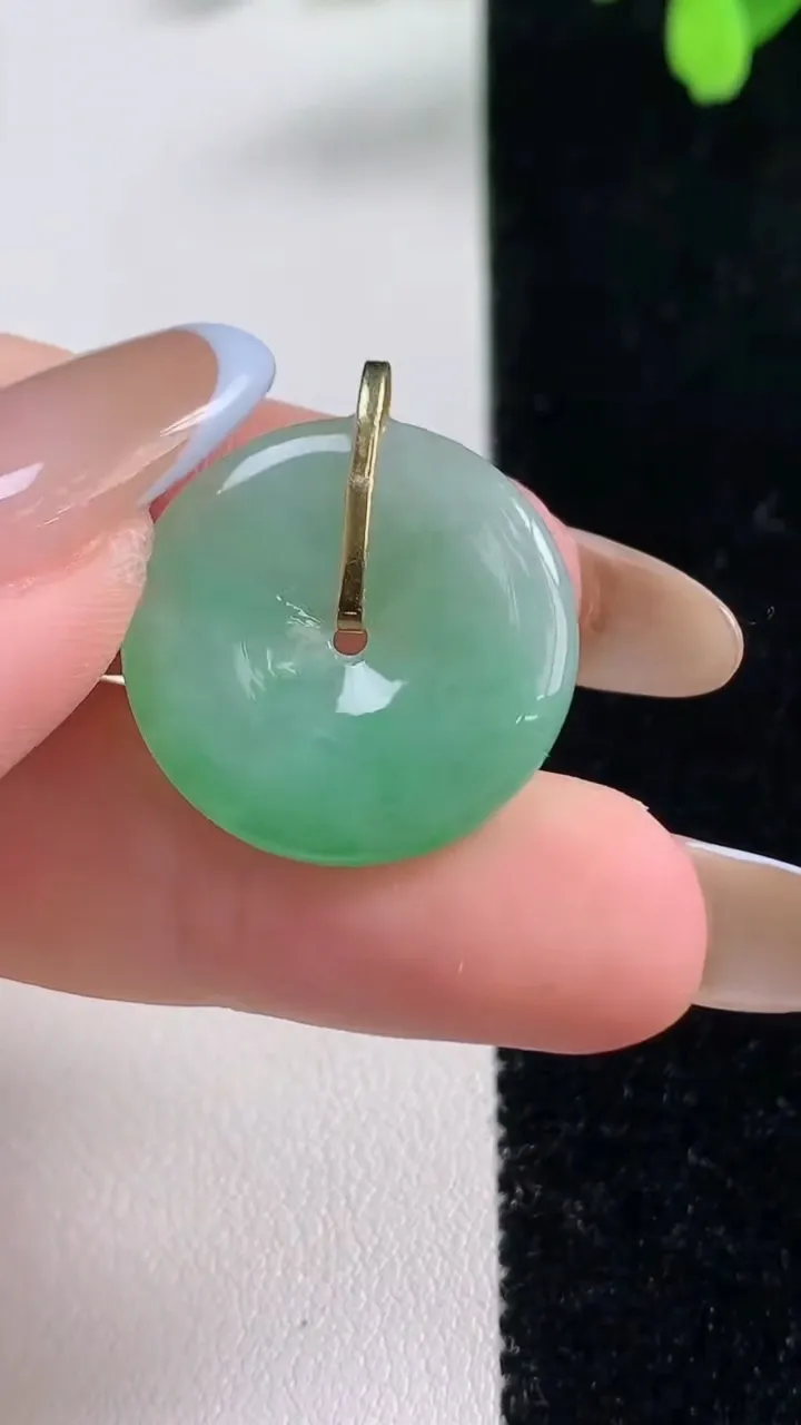 天然A货翡翠平安扣吊坠，尺寸21.4-3.5，重量:3.92g
11月10日