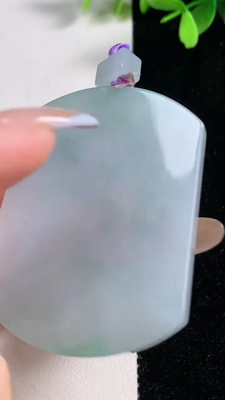 天然A货翡翠冰种飘花无事牌吊坠，尺寸56.4-42.3-6，重量:41.41g
11月10日