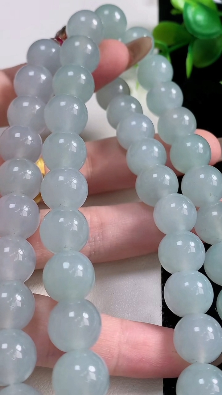 天然A货翡翠圆珠项链51颗，尺寸12，重量:143.17g
11月10日