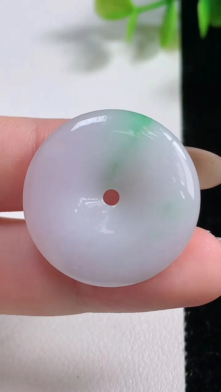 天然A货翡翠平安扣吊坠，尺寸27.4-3.9，重量:6.95g
11月10日