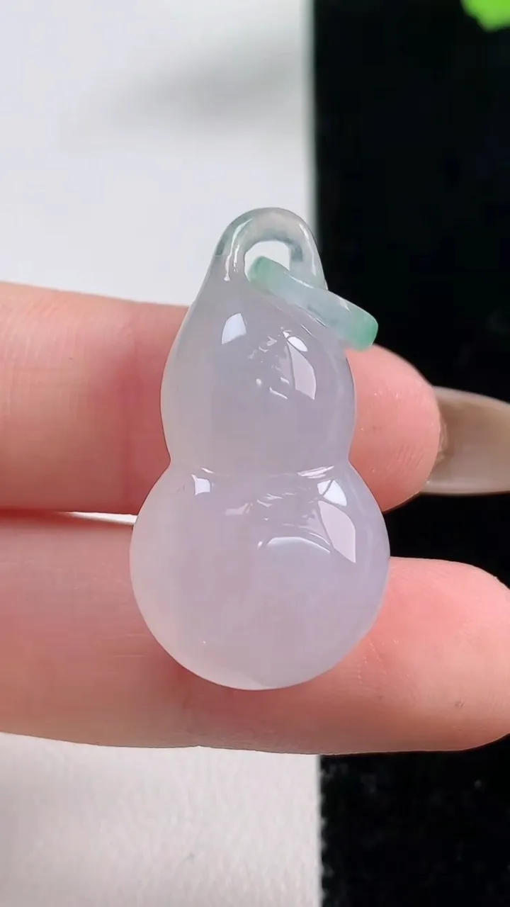 天然A货翡翠葫芦吊坠，尺寸32.8-16.2-10，重量:8.02g
11月10日
