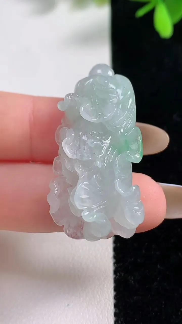天然A货翡翠白菜吊坠，尺寸38-14-12，重量:11.64g
11月10日